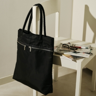 LeSportsac×神崎恵コラボアイテム。キャリートート、2色展開