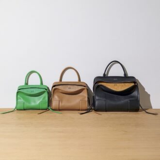ロエベ180周年の新名品。アイコンバッグ”アマソナ”は「あえて開けたまま持つ」ラフさと品格が好バランス！｜40代が持ちたいハイブランドバッグ