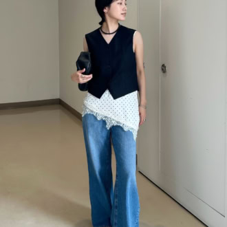 〈着用アイテム〉 ベスト/UNIQLO キャミソール/NOGLE デニムパンツ/GU サンダル/GU