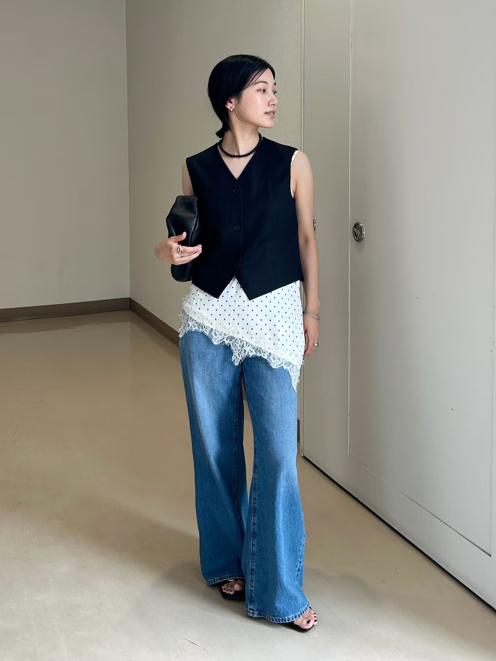 〈着用アイテム〉 ベスト／UNIQLO キャミソール／NOGLE デニムパンツ／GU サンダル／GU