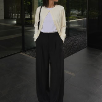 〈着用アイテム〉 カーディガン/UNIQLO Tシャツ/UNIQLO パンツ/UNIQLO ピアス/E&C closet ネックレス/E&C closet