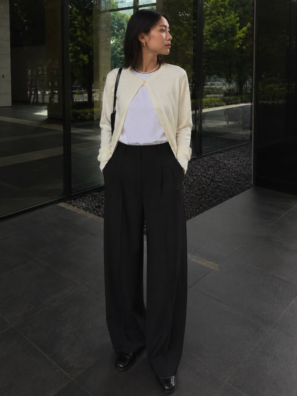 〈着用アイテム〉 カーディガン／UNIQLO Tシャツ／UNIQLO パンツ／UNIQLO ピアス／E&C closet ネックレス／E&C closet