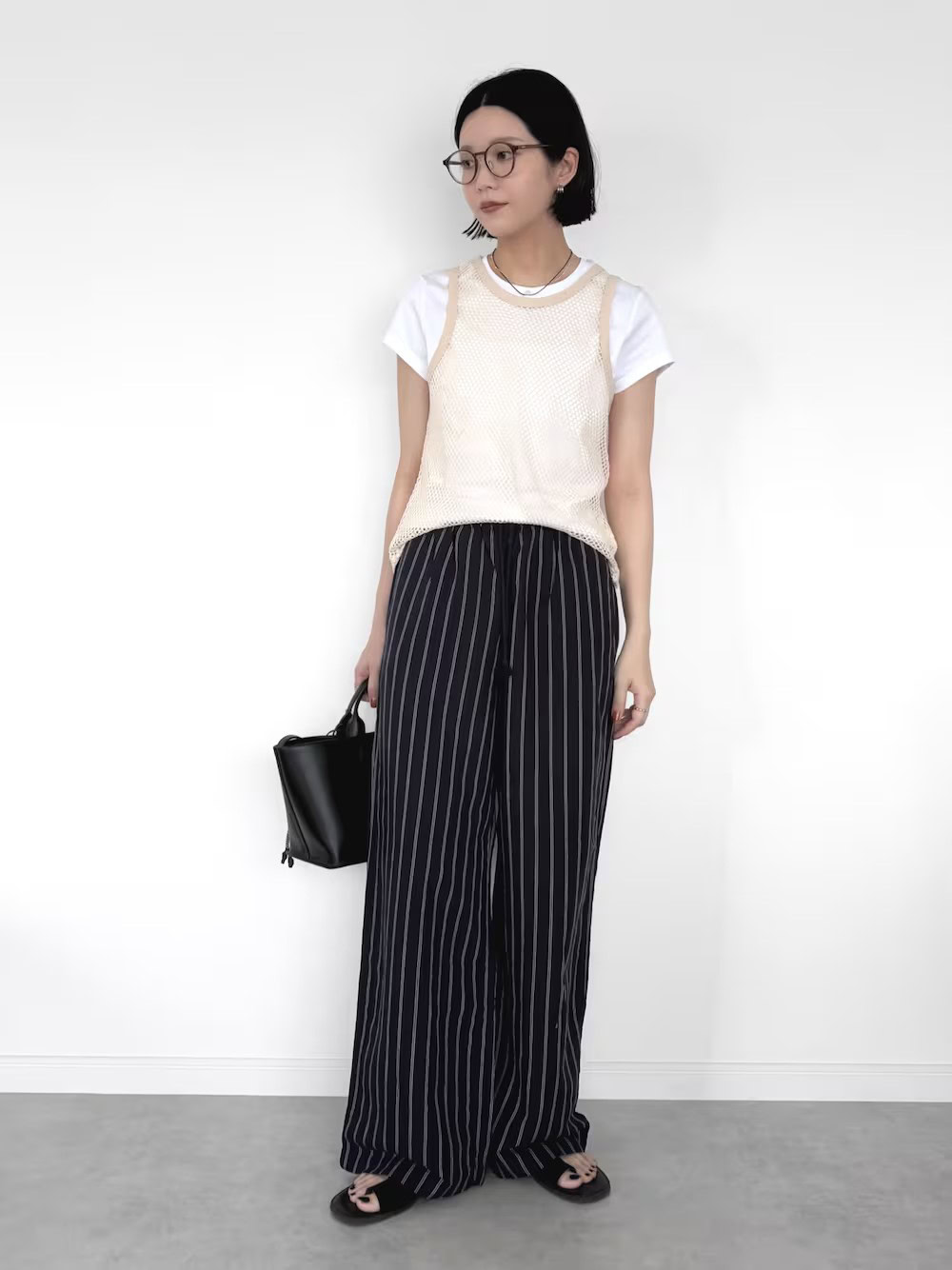 〈着用アイテム〉 Tシャツ／HANES タンクトップ／feepur パンツ／UNIQLO サンダル／UNIQLO バッグ／TODAYFUL メガネ／YUICHI TOYAMA