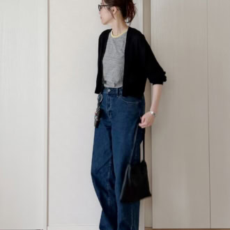 〈着用アイテム〉 カーディガン/Curensology タンクトップ/ROKU デニムパンツ/UNIQLO サンダル/Paraboot バッグ/Aeta メガネ/JINS キーホルダー/ITTI