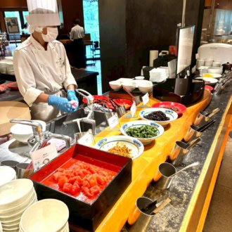 好きな具材を選ぶと、その場でふんわりと握ってくれるできたてのおにぎり。ほかほかのご飯は一粒一粒が立ち、お米本来の甘みとうまみを存分に味わえます。