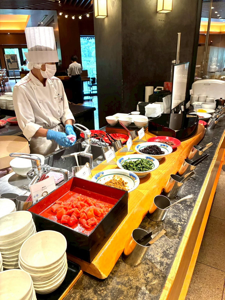 好きな具材を選ぶと、その場でふんわりと握ってくれるできたてのおにぎり。ほかほかのご飯は一粒一粒が立ち、お米本来の甘みとうまみを存分に味わえます。