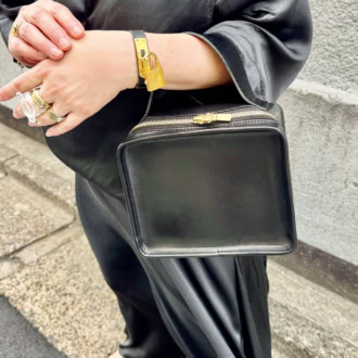 「ボックス型のコロッとした形が好み。アクセ感覚で持てて、着こなしのアクセントに」バッグ／ライフスタイリスト