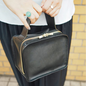 「ほんのりモードに魅せたい時に便利なライフスタイリストのバッグ。荷物も入れやすいです」バッグ／ライフスタイリスト