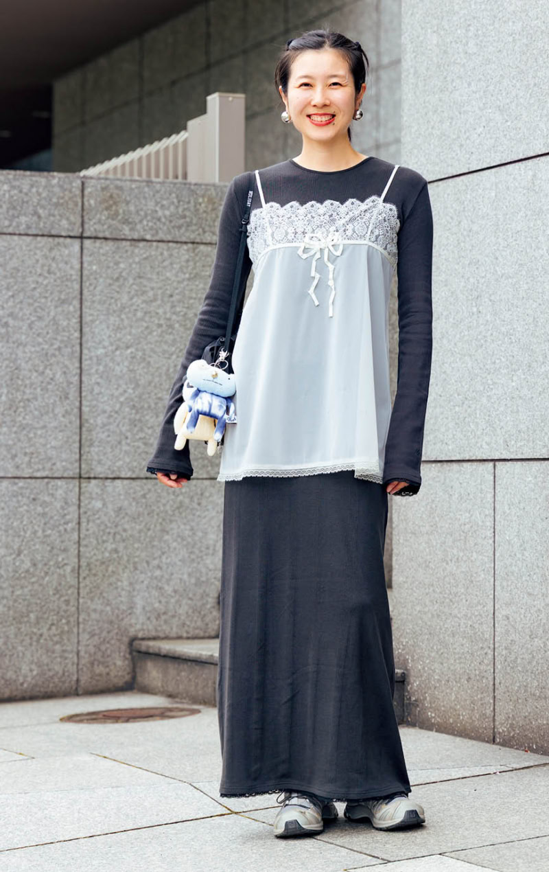 キャミソール/タナカ ダイスケ ワンピース/ ホリデイ × ロバート ピー.ミラー × スピック&スパン バッグ/ホリデイ バッグチャーム/ボビーダズラー スニーカー/サロモン ピアス/マユ