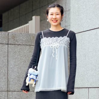 【40代スナップ】腰まわりをおしゃれにカバー！ スモークグリーンのキャミが主役のコーデ｜Harumi showroom PR 春海 茜さん