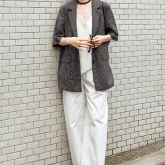 ジャケット、キャミソール、パンツ／ すべてジャーナル スタンダード レサージュ サンダル／ネブローニ ネックレス／オクチ イヤカフ／マリア ブラック サングラス／カーニー