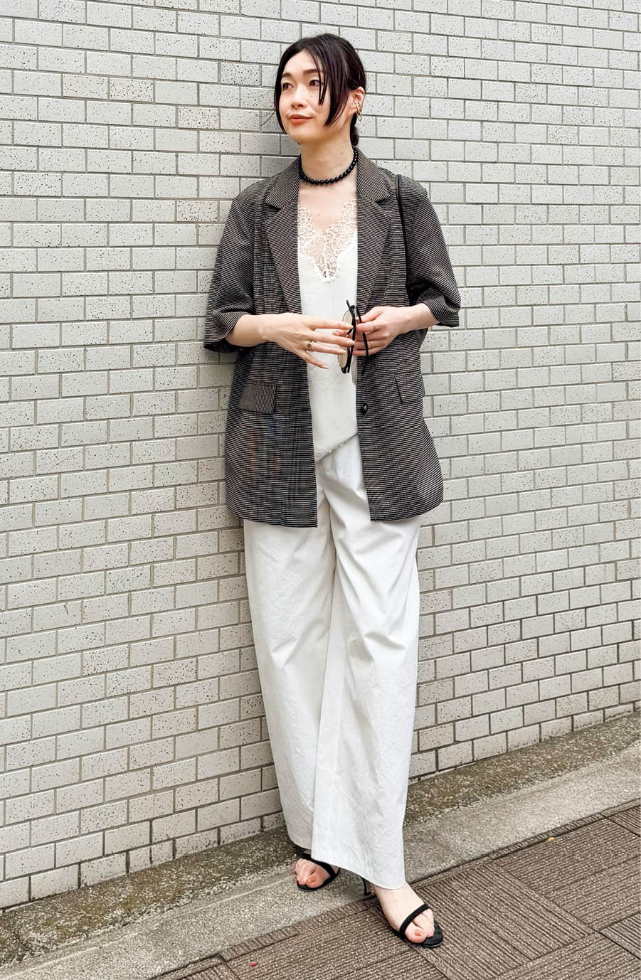ジャケット、キャミソール、パンツ／ すべてジャーナル スタンダード レサージュ サンダル／ネブローニ ネックレス／オクチ イヤカフ／マリア ブラック サングラス／カーニー
