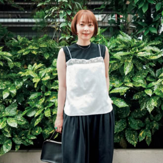 【40代スナップ】黒コーデが見違える！ 白のランジェリーキャミを効かせた大人のレイヤード術｜エディター・ライター 佐藤美穂さん