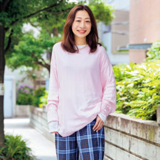【40代スナップ】チェック柄パンツをリラクシーに着こなす、大人のこなれスタイル｜RHC ロンハーマン ウィメンズバイヤー 青木玲子さん