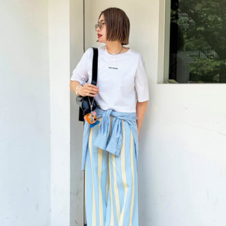 【40代スナップ】シンプルなロゴTが見違える！ストライプパンツで楽しむ夏のメリハリコーデ｜サードマガジン PR 藤田飛鳥さん