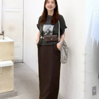 レザーの質感で、ラフなTシャツを大人っぽく格上げ