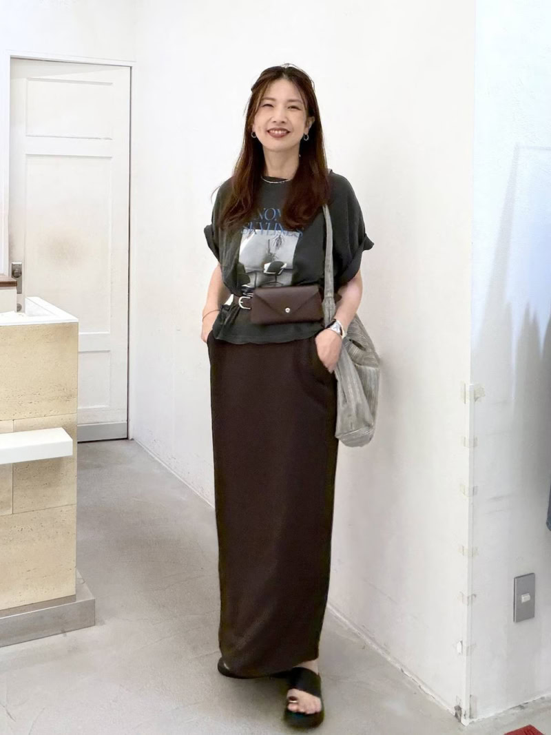 レザーの質感で、ラフなTシャツを大人っぽく格上げ