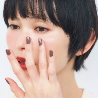 チークはカバー力の高いものを選ぶと、美肌見え効果もあり。頰の正面の高い位置に横長に入れます。