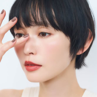 指に余った分を鼻柱にものせると、肌なじみがさらにアップ! ヘルシーで若々しい印象に。