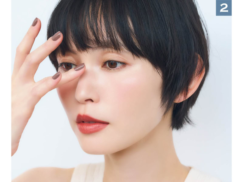 指に余った分を鼻柱にものせると、肌なじみがさらにアップ! ヘルシーで若々しい印象に。