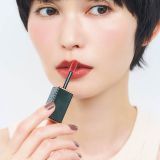 付属のチップの先端を使って輪郭をオーバーに描きます。唇の山部分を中心に口角は輪郭通りに。