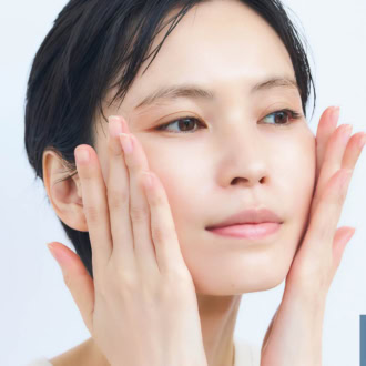 スキンケアクリームを塗る感覚で手のひら全体を使って、顔の内側から外側に向かってのばします。