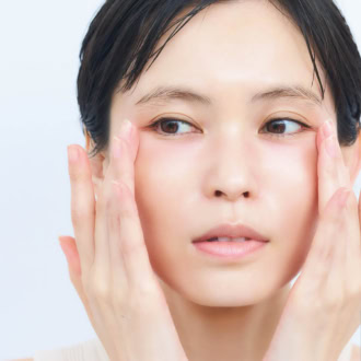 目まわりや鼻まわりといった細かい部分は、指の腹を使って丁寧に。そして最後は首までのばします。