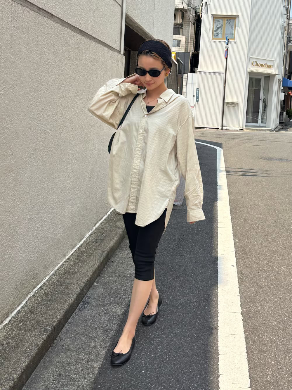 〈サブリナパンツ〉シャツをばさっと羽織って海外セレブ風に