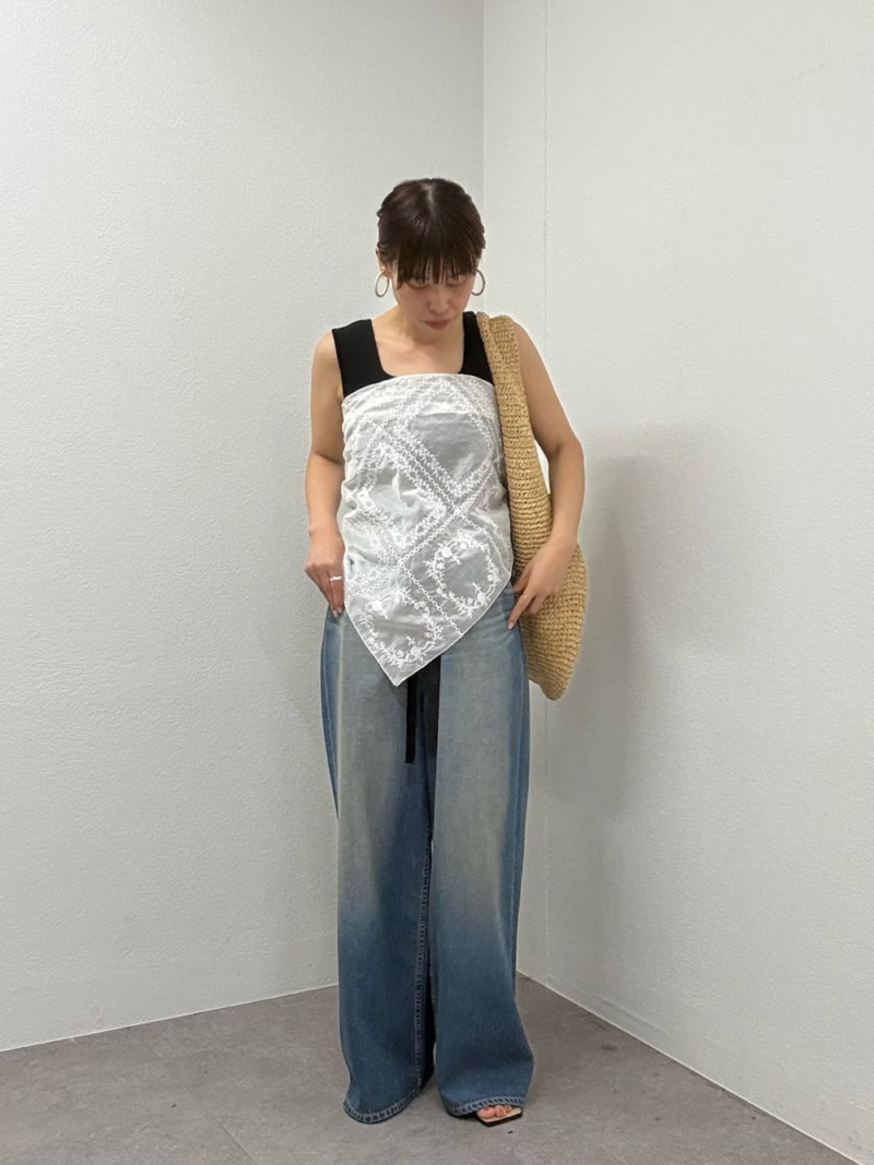sayoさん 162cm 〈着用アイテム〉 レーススカーフ/GALLARDAGALANTE タンク/GALLARDAGALANTE デニムパンツ/PEAS トートバッグGALLARDAGALANTE