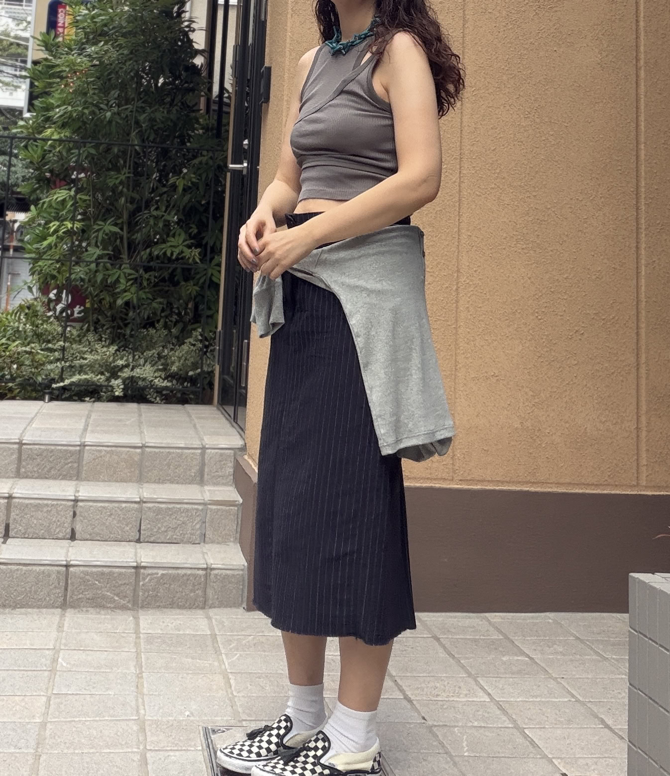 おしゃれメンズにレクチャーしてもらったのですが、あえてラフに腰巻きするのがこなれて見せるコツだとか！