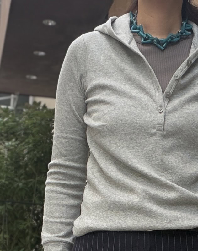 ボタン3つ開けだとこんな感じ。深めのVネックが完成するので、さらなる細見えが叶いますよ！