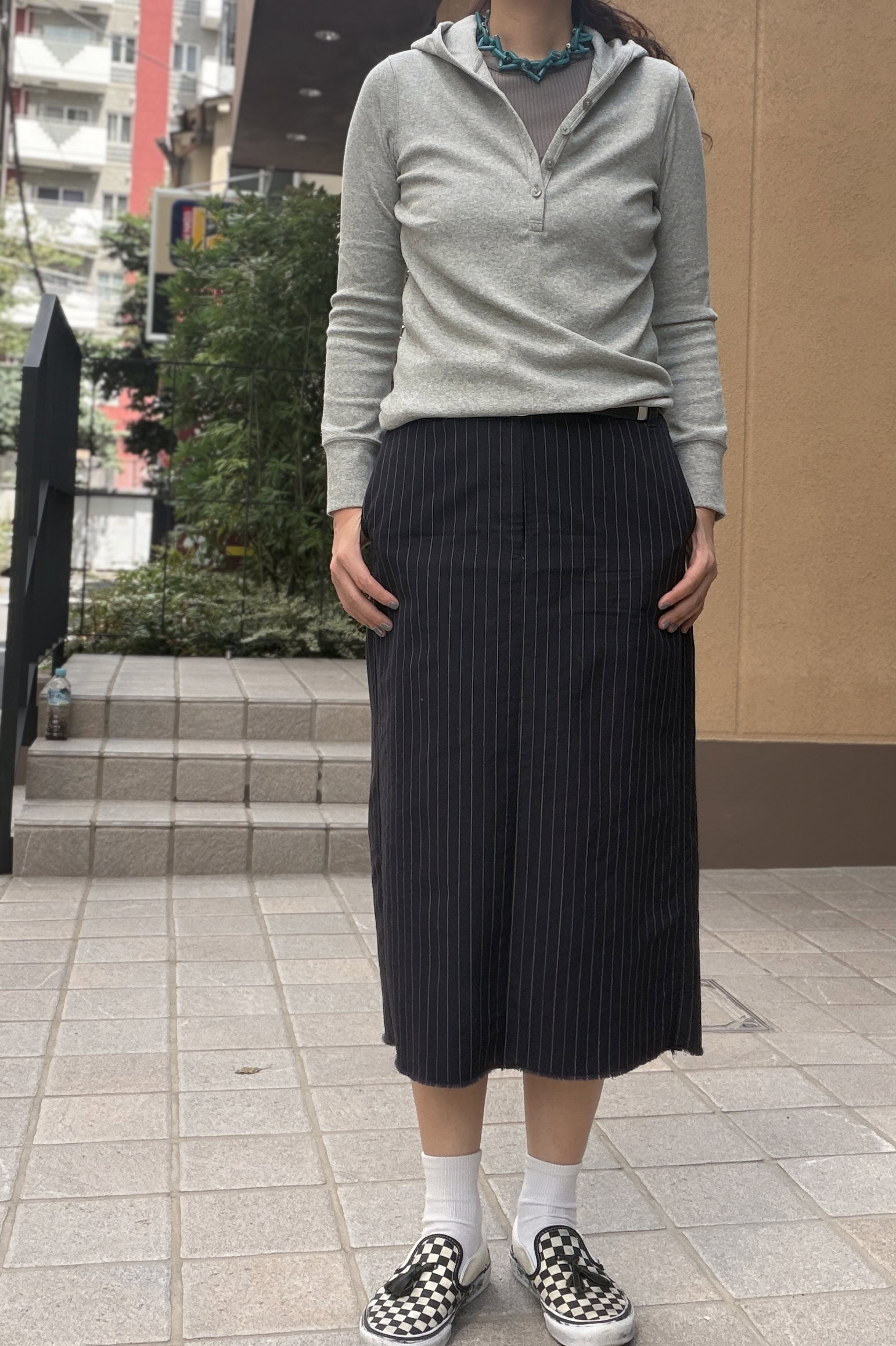 筆者は身長174cmの普通体型でこのサイズ感。こうやって見ると、XLでもけっこうコンパクトですよね