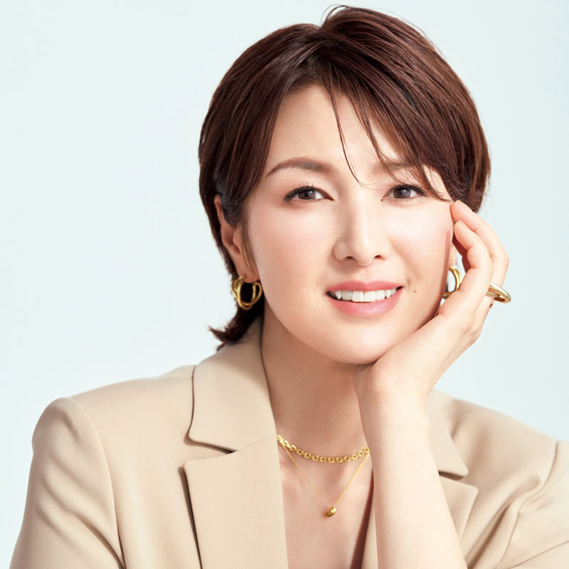 【吉瀬美智子インタビュー・輝き続ける肌の秘密】大人の透明感、鍵は“基本ケア” にあり!の記事の吉瀬さん