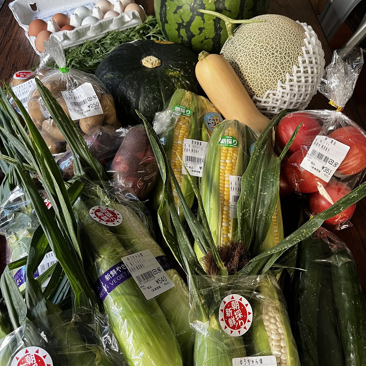 JAよこすか葉山の生産者が育てた野菜や果物がずらりと並ぶ、大型直売所「すかなごっそ」。地産地消を発信するこのアンテナショップの魅力をお届け。