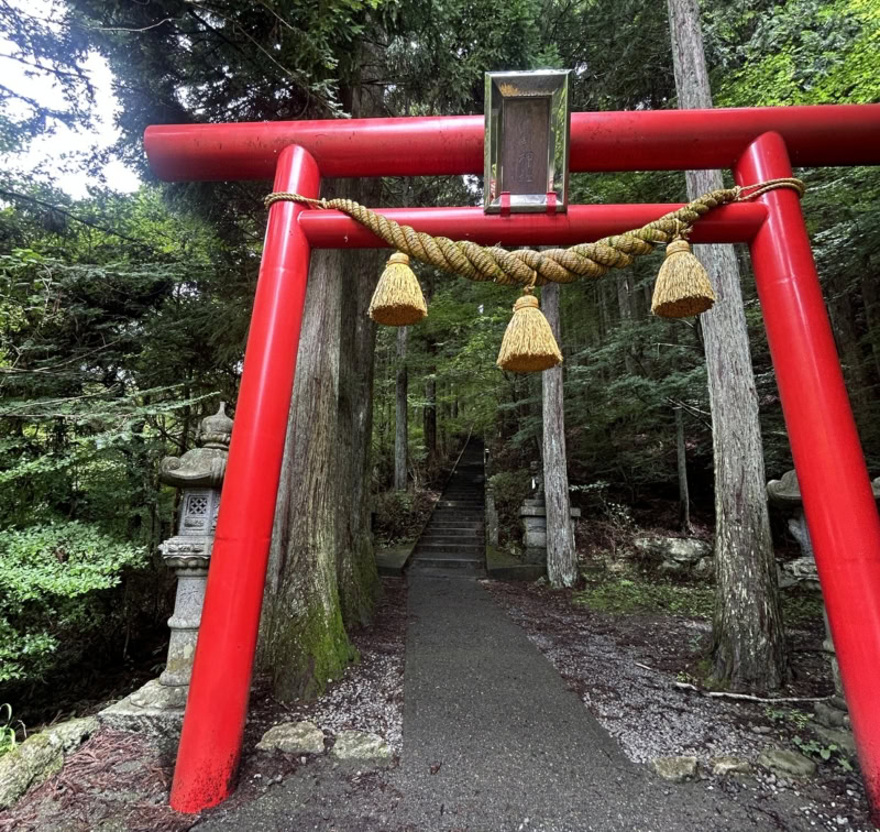 強力なパワースポット「石割神社」