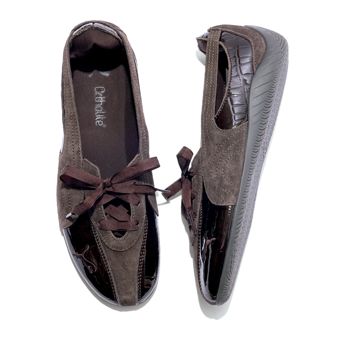 バレエコア PUMA Speedcat Ballet Nova Croc クラシカルなムードのリボン付き。深みのあるブラウンの配色と異素材使いがシック。1万2650円（プーマ）