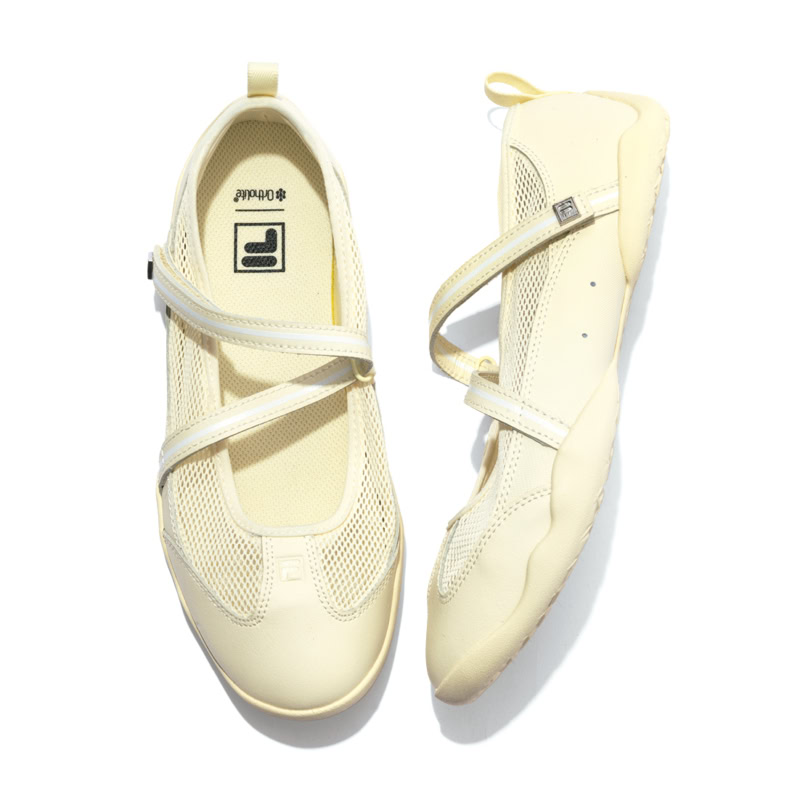 バレエコア FILA FILA GLIO MJ メッシュと斜めストラップがスポーティ。淡いイエローもかわいい。1万2100円（フィラ／フィラ カスタマーセンター）