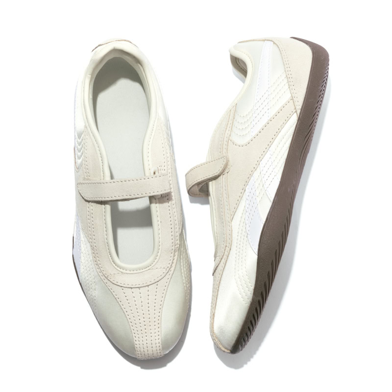 バレエコア Reebok ULTRA LO MARYJANE オフホワイトのボディを飾るベージュのスエードや白ライン、ステッチの重なりがモダン。1万1000円（リーボック）