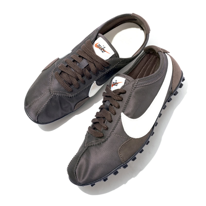 薄底 スニーカー モーヴ&ブラウン系 NIKE MOON SHOES OG【ナイキ ムーンシューズ オージー】 ソフトで軽いナイロンアッパーとワッフルソールがレトロシック。1万5730円(ナイキ スポーツウェア/ナイキ カスタマーサービス)