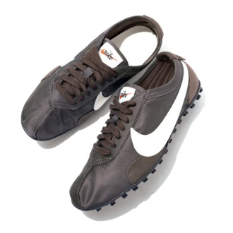 薄底 スニーカー モーヴ＆ブラウン系 NIKE MOON SHOES OG【ナイキ ムーンシューズ オージー】 ソフトで軽いナイロンアッパーとワッフルソールがレトロシック。1万5730円（ナイキ スポーツウェア／ナイキ カスタマーサービス）