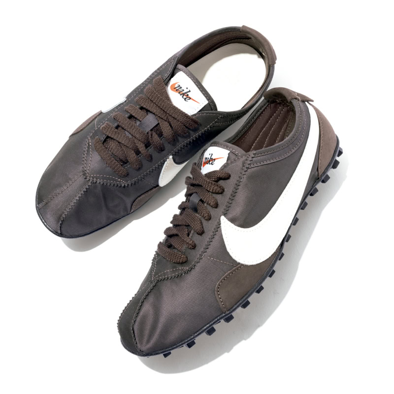 薄底 スニーカー モーヴ&ブラウン系 NIKE MOON SHOES OG【ナイキ ムーンシューズ オージー】 ソフトで軽いナイロンアッパーとワッフルソールがレトロシック。1万5730円(ナイキ スポーツウェア/ナイキ カスタマーサービス)