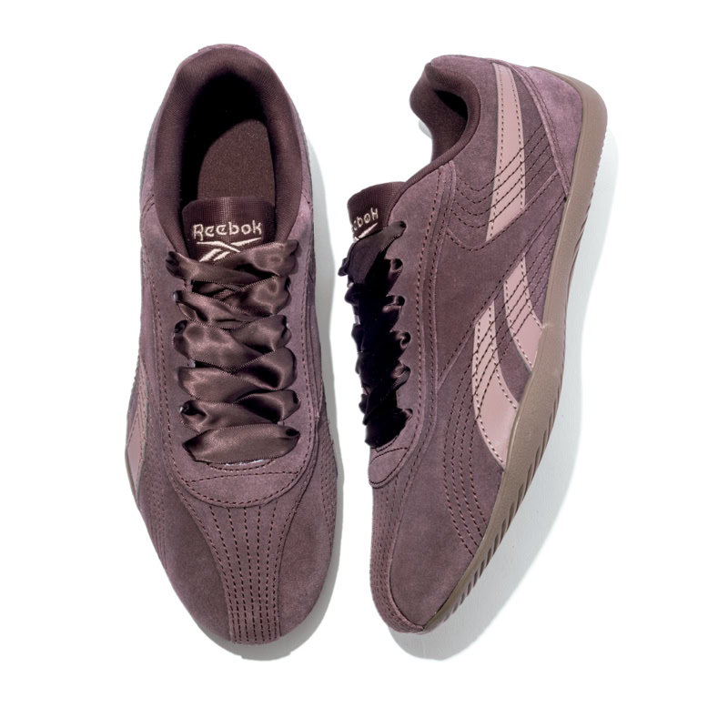 薄底 スニーカー モーヴ&ブラウン系 Reebok ULTRA LO モーブカラーとサテンリボンの靴紐が品よくマッチ。フェミニンな装いとも好相性。1万2100円(リーボック)