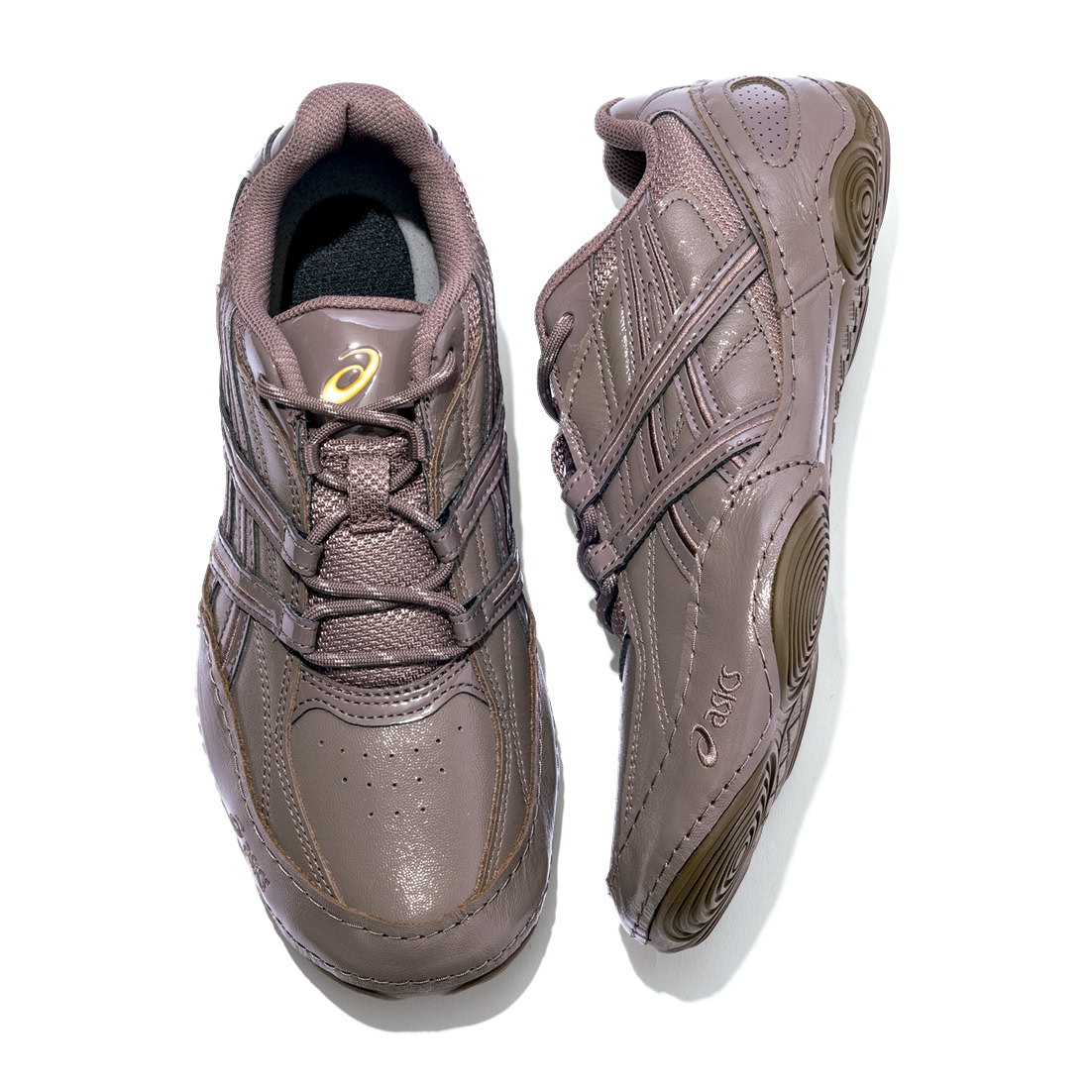 薄底 スニーカー モーヴ＆ブラウン系 ASICS HYPERSYNC どんな色にもしっくりなじむ絶妙カラー。1万6500円（アシックス／アシックスジャパン カスタマーサポート部）
