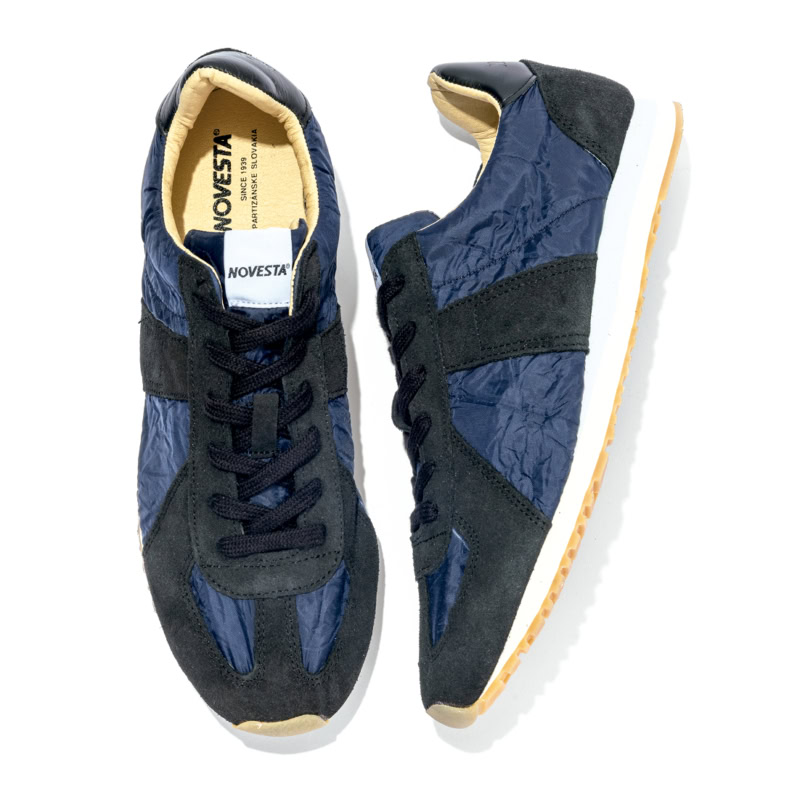 薄底 スニーカー レトロモード NOVESTA Gat Marathon Classic 洗いをかけたような味わいのあるアッパーがかっこいい。ネイビー×黒。 3万800円(ノヴェスタ/ノヴェスタ ジャパン)