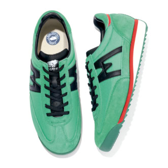 薄底 スニーカー レトロモード KARHU MESTARI 76 クラシックなフォルムを彩るグリーンと赤、黒のコントラストがポップ。1万5400円(カルフ/シードコーポレーション)
