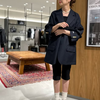 白ソックス×ブラウンローファーで堅すぎない柔らかなニュアンス
