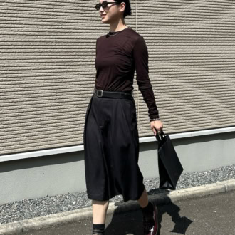 深みのある光沢感がきれい。ワインレッドのローファーで凛としたムードに