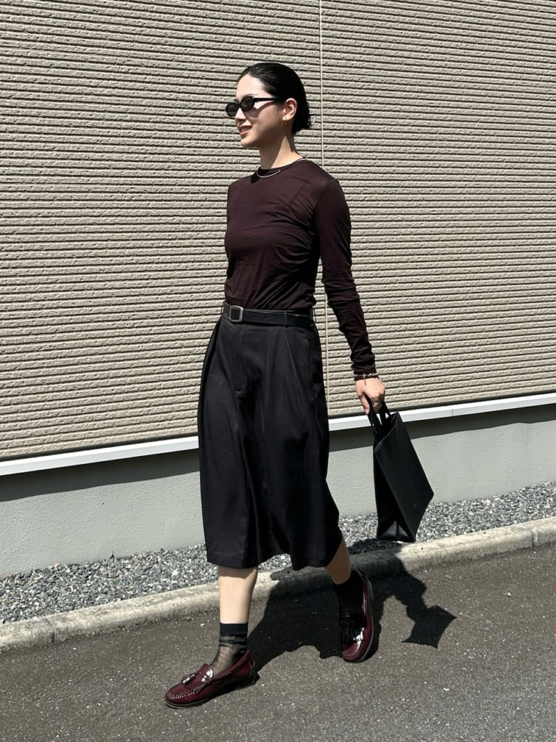 深みのある光沢感がきれい。ワインレッドのローファーで凛としたムードに