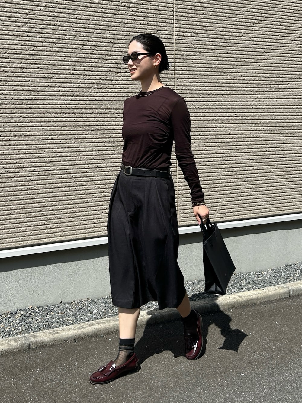 深みのある光沢感がきれい。ワインレッドのローファーで凛としたムードに