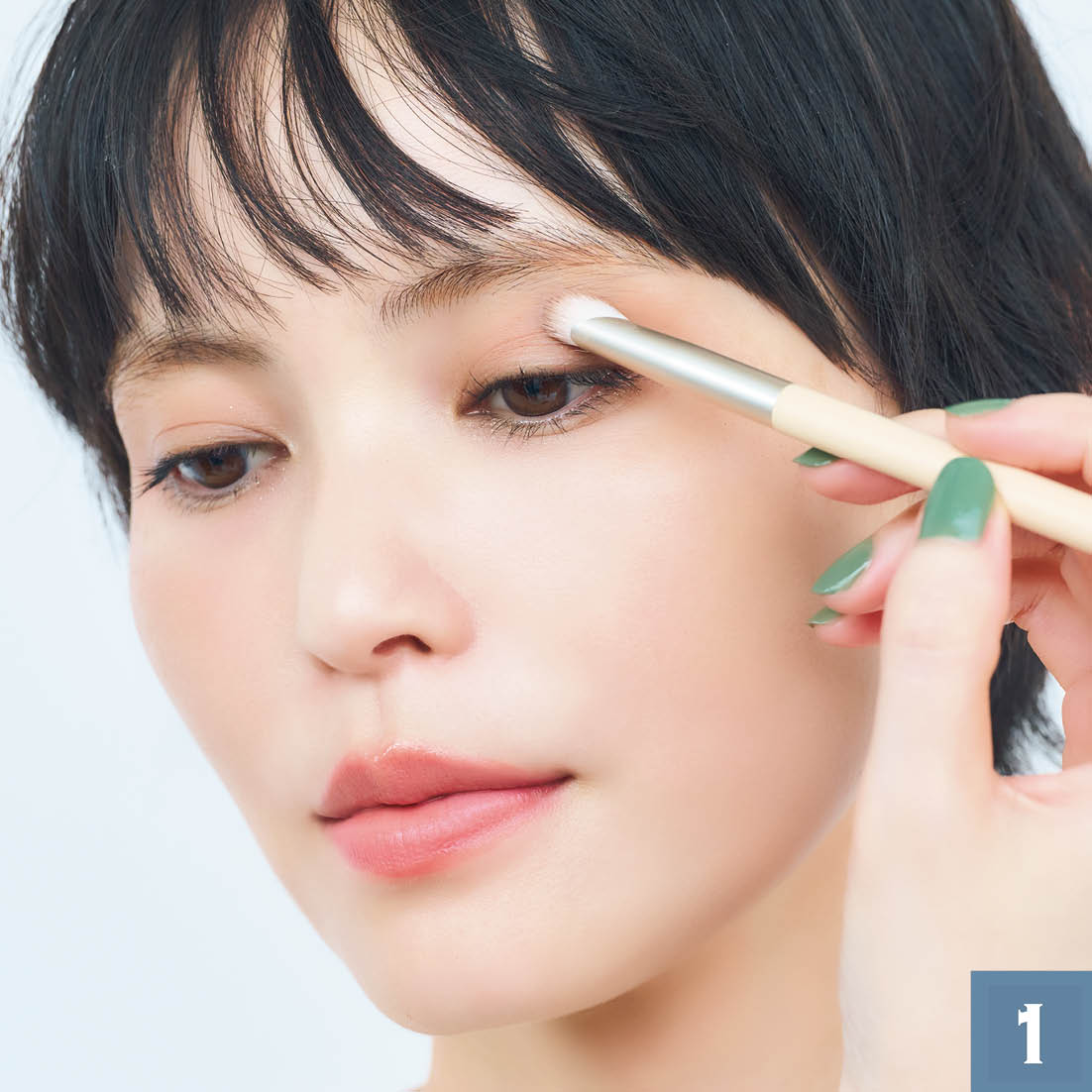 右上のカラーを上まぶた全体に。目尻側をはみ出させるように塗って目幅を拡大。